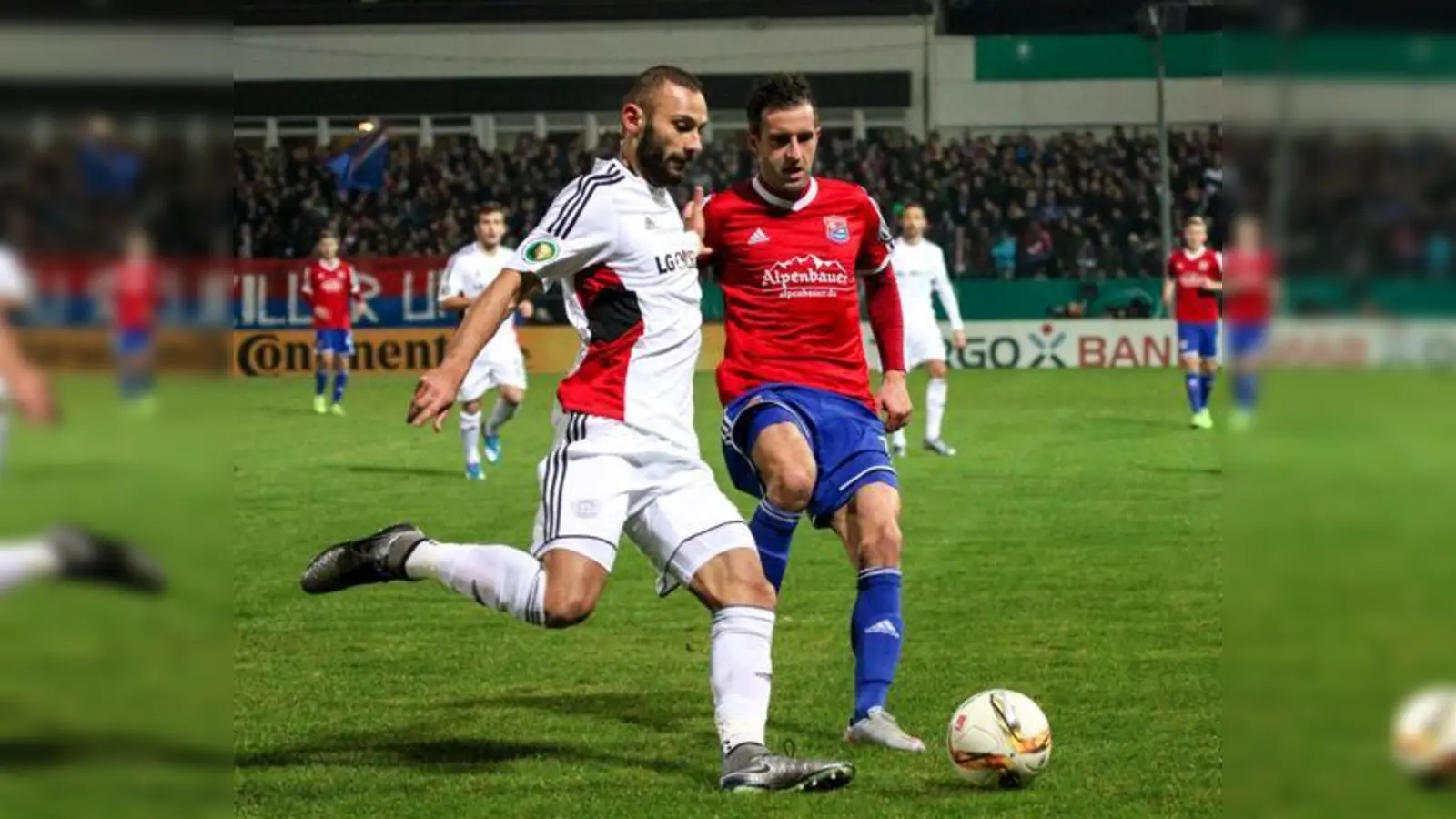 Gibts in der nächsten Saison ein Wiedersehen? Die Pokalauftritte der SpVgg Unterhaching (re. Maximilian Nicu) haben großen Spaß gemacht.	 (Foto: C. Riedel)