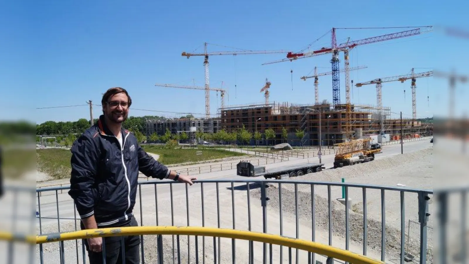 Stefan Höß betrachtet sein neues Wirkungsfeld. (Foto: pst)