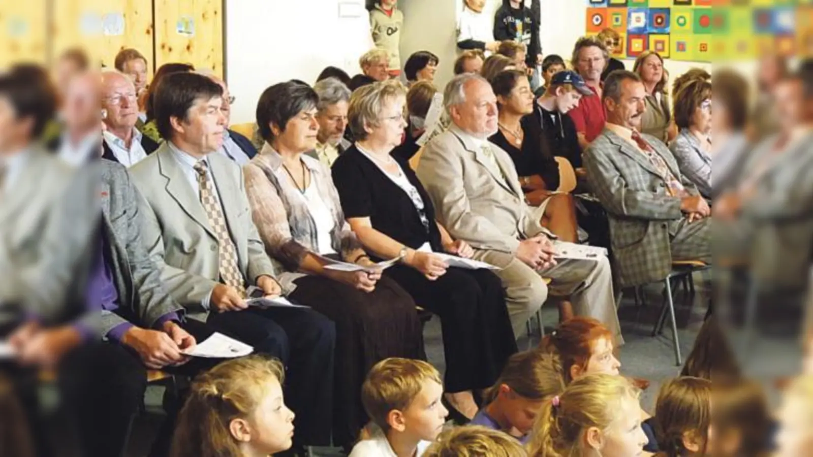 Mit einer schönen Feier wurden Lehrerin Brunhilde Mück (2.v.l.) und Konrektor Stephan Groß (4.v.l.) verabschiedet.	 (Foto: Privat)