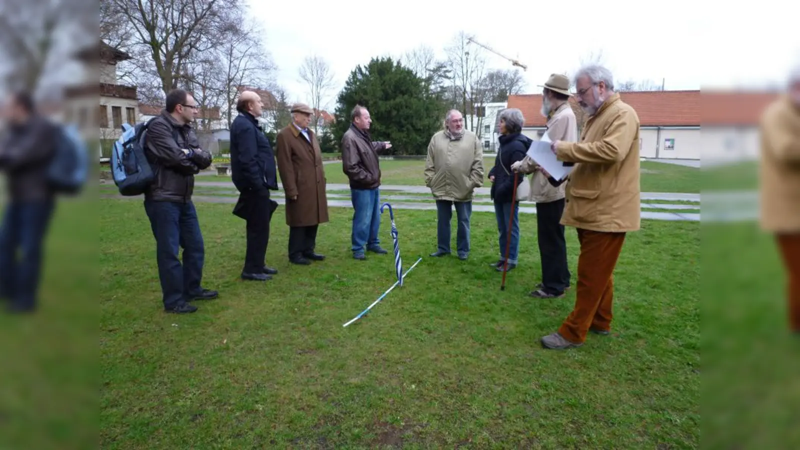 Mit dem gewählten Standort sind alle Anwesenden einverstanden: (v.l.)Günther Kern (2. Vorsitzender der Maibaumfreunde), Hans Rotter (Vorsitzender der Maibaumfreunde), Peter Stöckle (CSU Fraktionsvorsitzender im BA), Helmut Scheuböck (Gründungsmitglied Maibaumfreunde), Gerhard Krämer (CSU Mitglied im BA und Gründungsmitglied Maibaumfreunde), Dr. Martha Mertens (SPD Fraktionsvorsitzende im BA), Josef Hiel (Maibaumfreunde), Norbert May (Baureferat München/ Gartenbau). (Foto: bk)
