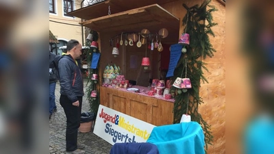 In Siegertsbrunn wird am ersten Adventswochenende zum Christkindlmarkt in der Bahnhofstraße eingeladen.  (Foto: VA)