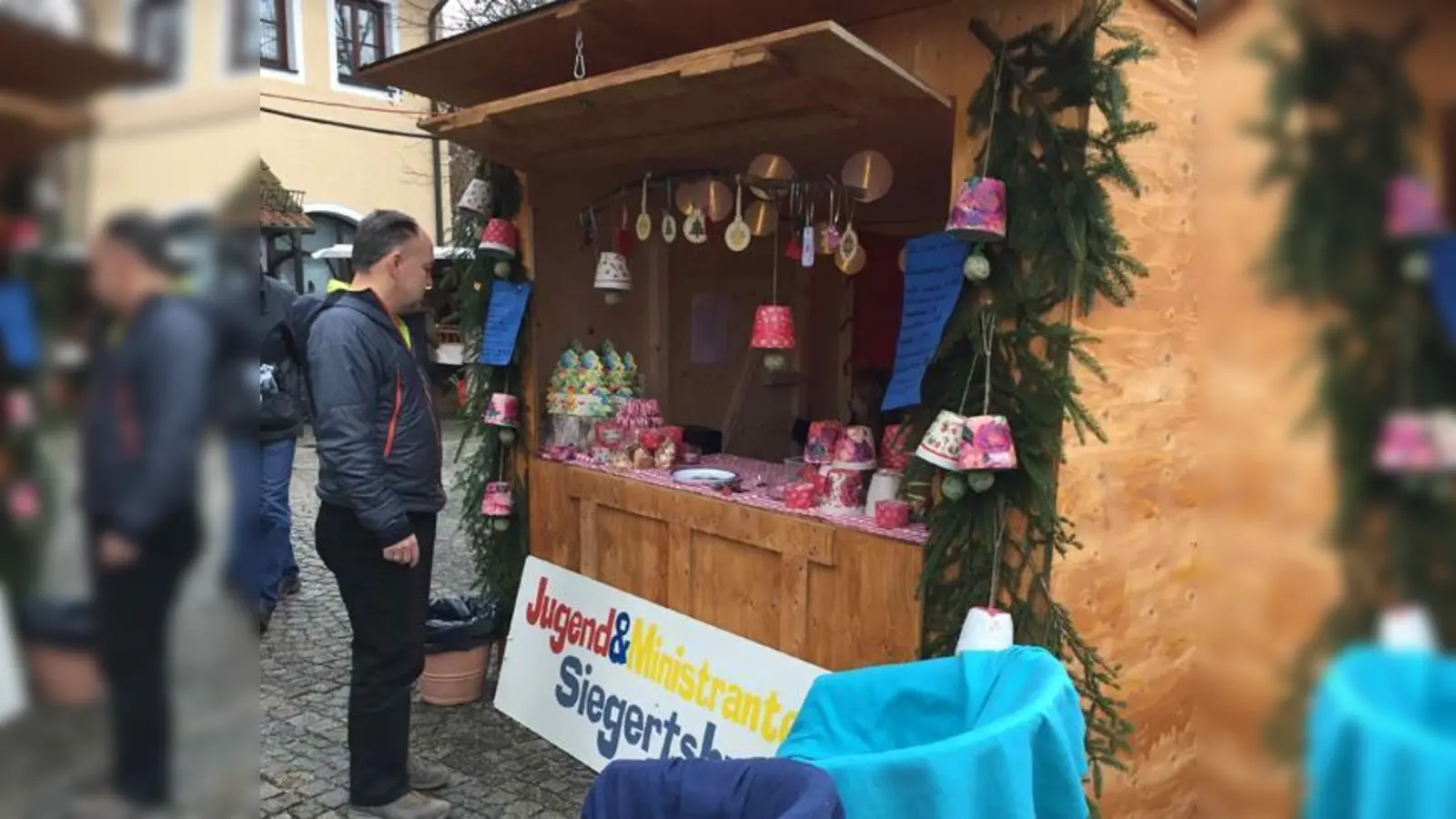 In Siegertsbrunn wird am ersten Adventswochenende zum Christkindlmarkt in der Bahnhofstraße eingeladen.  (Foto: VA)