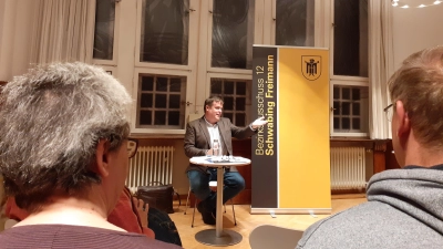 Patric Wolf vom Bezirksausschuss 12 (Schwabing-Freimann) leitete das erste Bürgerforum im Zenzl-Mühsam-Saal der Seidlvilla am Nikolaiplatz.  (Foto: mha)