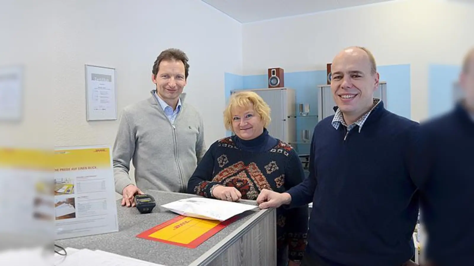 Im Laden der »Ottowerker« bieten Geschäftsführer Peter Mika (l.), Geschäftsstellenleiterin Elisabeth Ott und IT-Supporter Stefan Böttcher die Serviceleistungen eines Paketshops an.	 (Foto: MO)