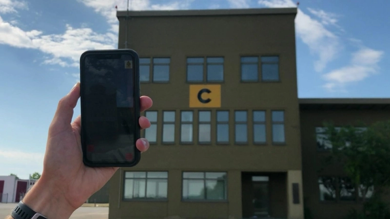 Mit einer App auf Spurensuche am Fliegerhorst Fürstenfeldbruck gehen. (Foto: LRA FFB)