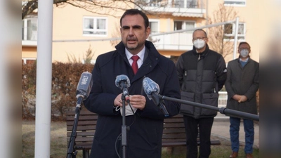 Ende Dezember war Gesundheitsminister Klaus Holetschek (damals noch als Staatssekretär) anlässlich des Impfstarts in Bayern nach Germering gekommen. Neben ihm im Hintergrund ist Landrat Thomas Karmasin. (Foto: pst)