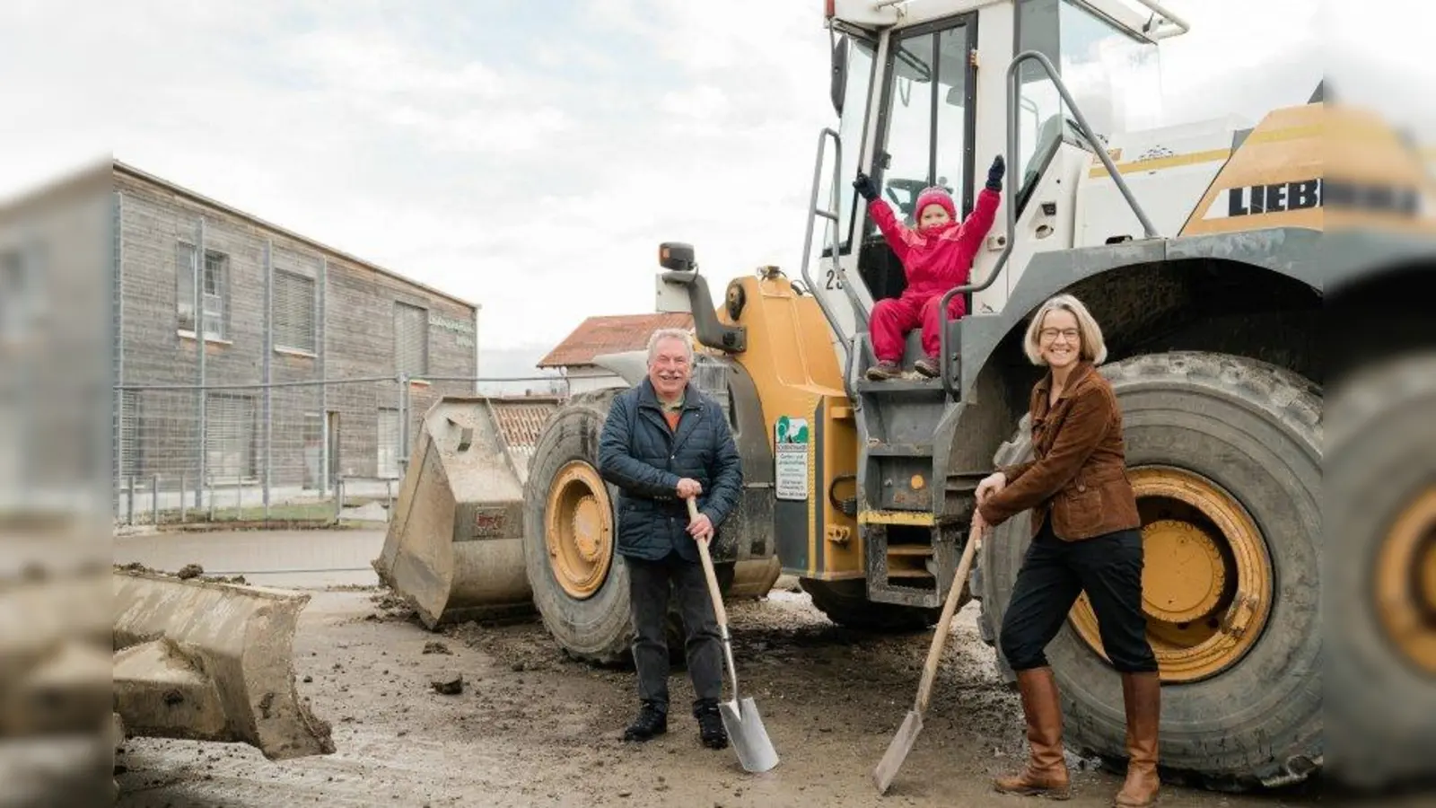 Bürgermeister Walter Bleimaier, die fünfjährige Adèle und Johanna Stegmaier, Geschäftsführender Vorstand des Fördervereins Montessori Ammersee e.V., freuen sich über den Beginn der Bauarbeiten. (Foto: Birgit Hart)