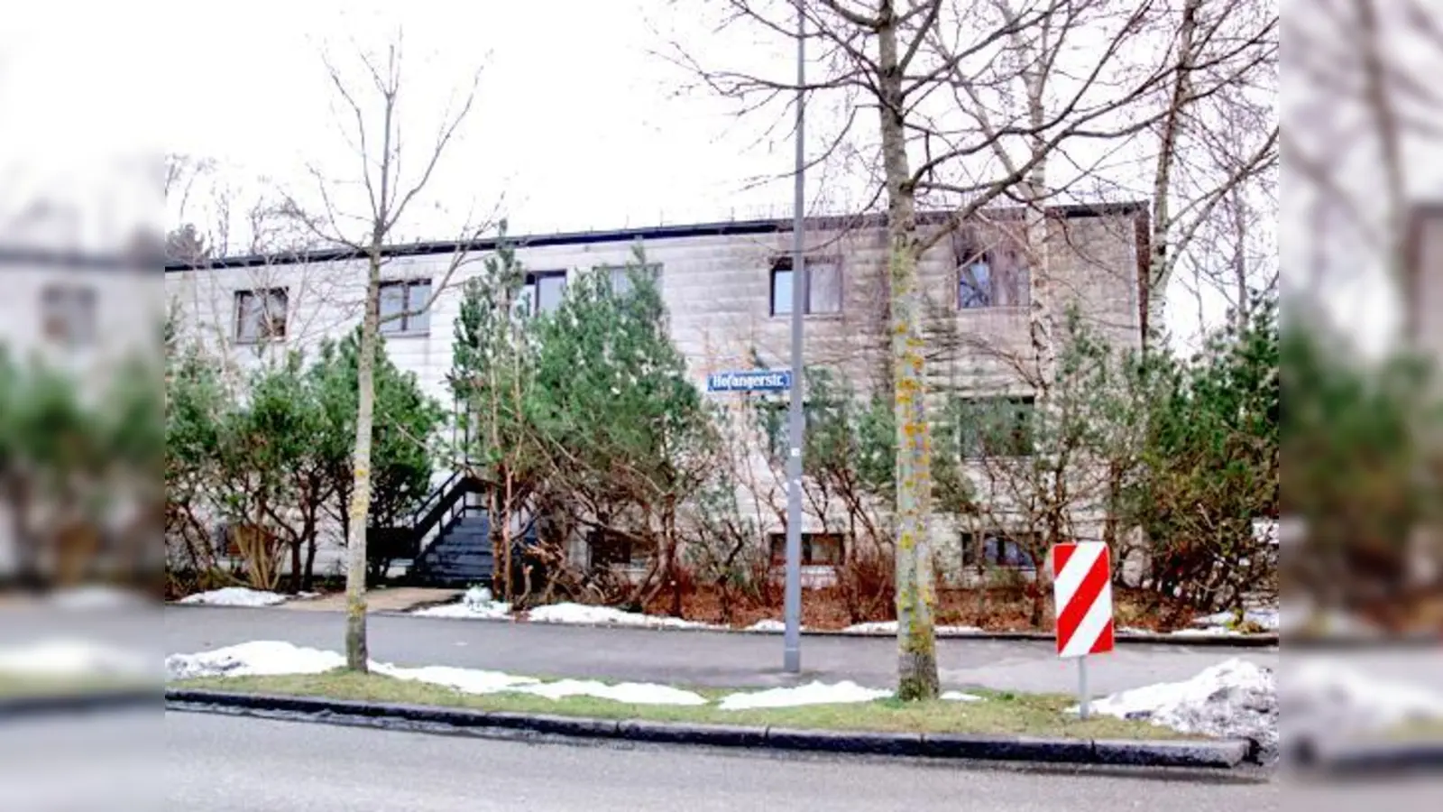 Im früherem Arbeiterwohnheim in der Hofangerstraße sind derzeit etwa 40 Asylbewerber untergebracht. Der BA hat dazu viele Fragen.  (Foto: Boschert)