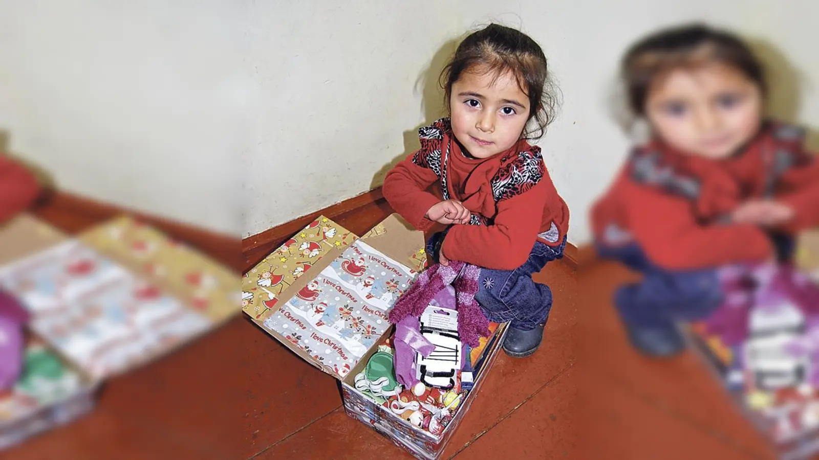 Die Kinder freuen sich sehr über einen hübsch befüllten Karton zu Weihnachten.	 (Foto: Sammelstelle)