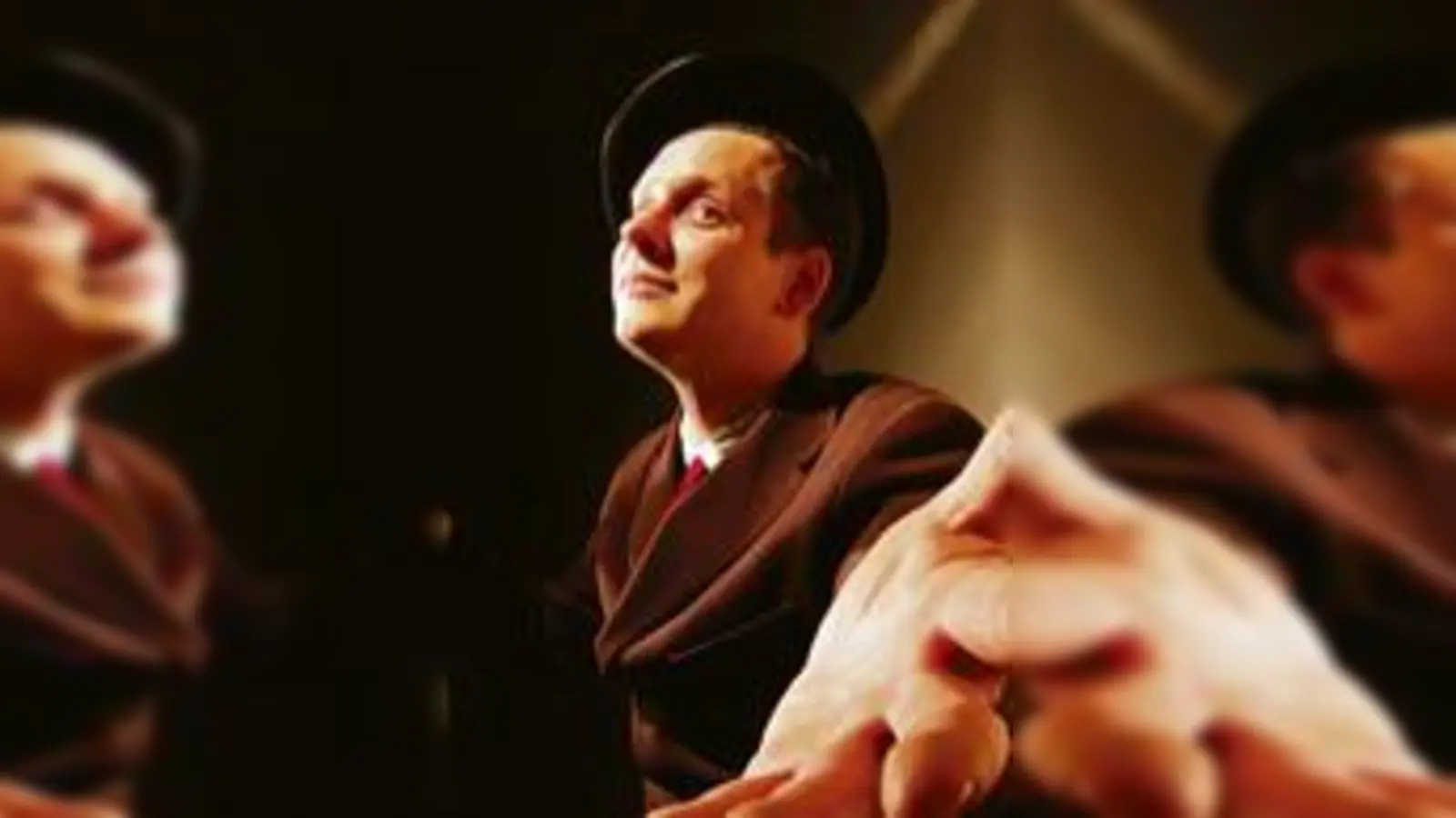 Poetischer Zirkuszauber: Gregor Kiock bei »Ballance« im Quax.	  (Foto: VA)