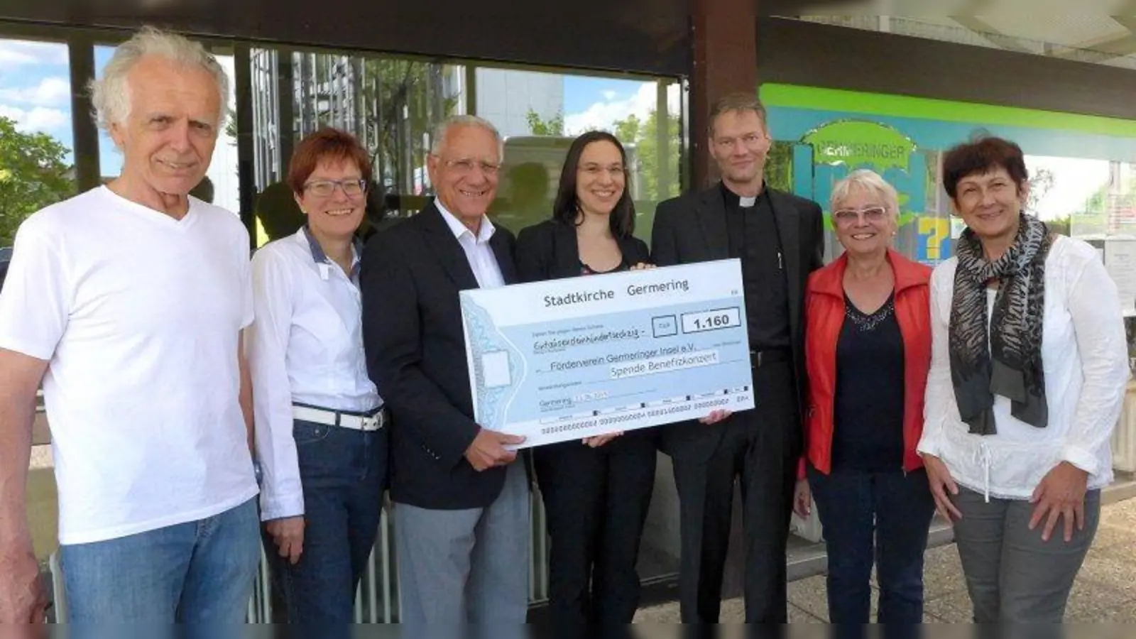 Heinz Wichert, Ingrid Fütterer, Christian Dittrich, Sabine Brunett, Pfarrer Andreas Christian Jaster, Gabriele Pichlmeier und Anita Schindler (v.l.) mit dem Spendenscheck. (Foto: pi)