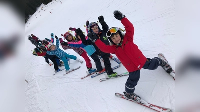 Die kleinen Außerirdischen (zu erkennen an den bunten Antennen am Helm) lernten den Schneepflug schnell. In einer Art Polonäse wurde das Bremsmanöver geübt. Danach wurde das Tempo aufgedreht. (Foto: Verein)
