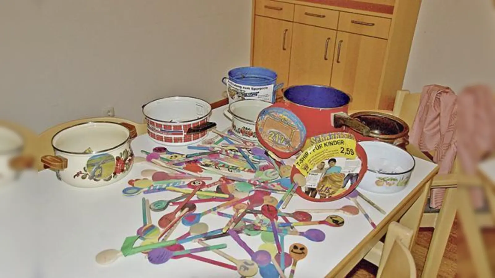 Farbenfroh und fröhlich  aber mit einer sehr ernsten Aussage  wurden beim KAB-Herbsttreffen in Taufkirchen alte Kochtöpfe und -löffel bemalt und beklebt.	 (Foto: KAB)