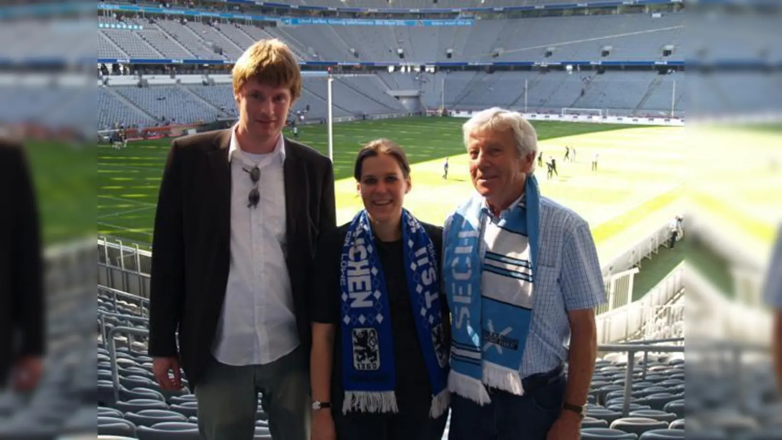 Freuten sich über das 1:1 der Löwen in der Allianz Arena: SPD-Stadträtin Verena Dietl, Gewinner Tobias Nebauer (li.) und sein Stiefvater.  (Foto: sm)