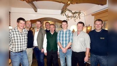 Die gewählte Vorstandschaft der FFW Egglharting (v. li.): Gerhard Ziegleder, Günter Eis, Dominik Bernert, Mathias Holzbauer, Bürgermeister Udo Ockel, Max Hundseder jun., Max Hundseder sen. und Stefan Klotz.	 (Foto: Feuerwehr)