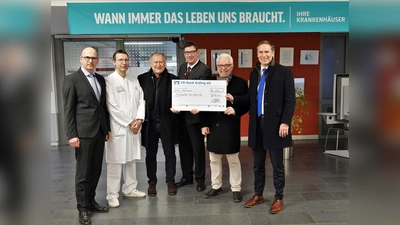 Von links: Klinikdirektor Dirk Last, Thomas Edrich (Chefarzt Anästhesie), Rolf Wieder, Landrat Martin Bayerstorfer, Ludwig Rudolf (1. Vorsitzender Förderverein), Christian Otto. (Foto: Landratsamt Erding)