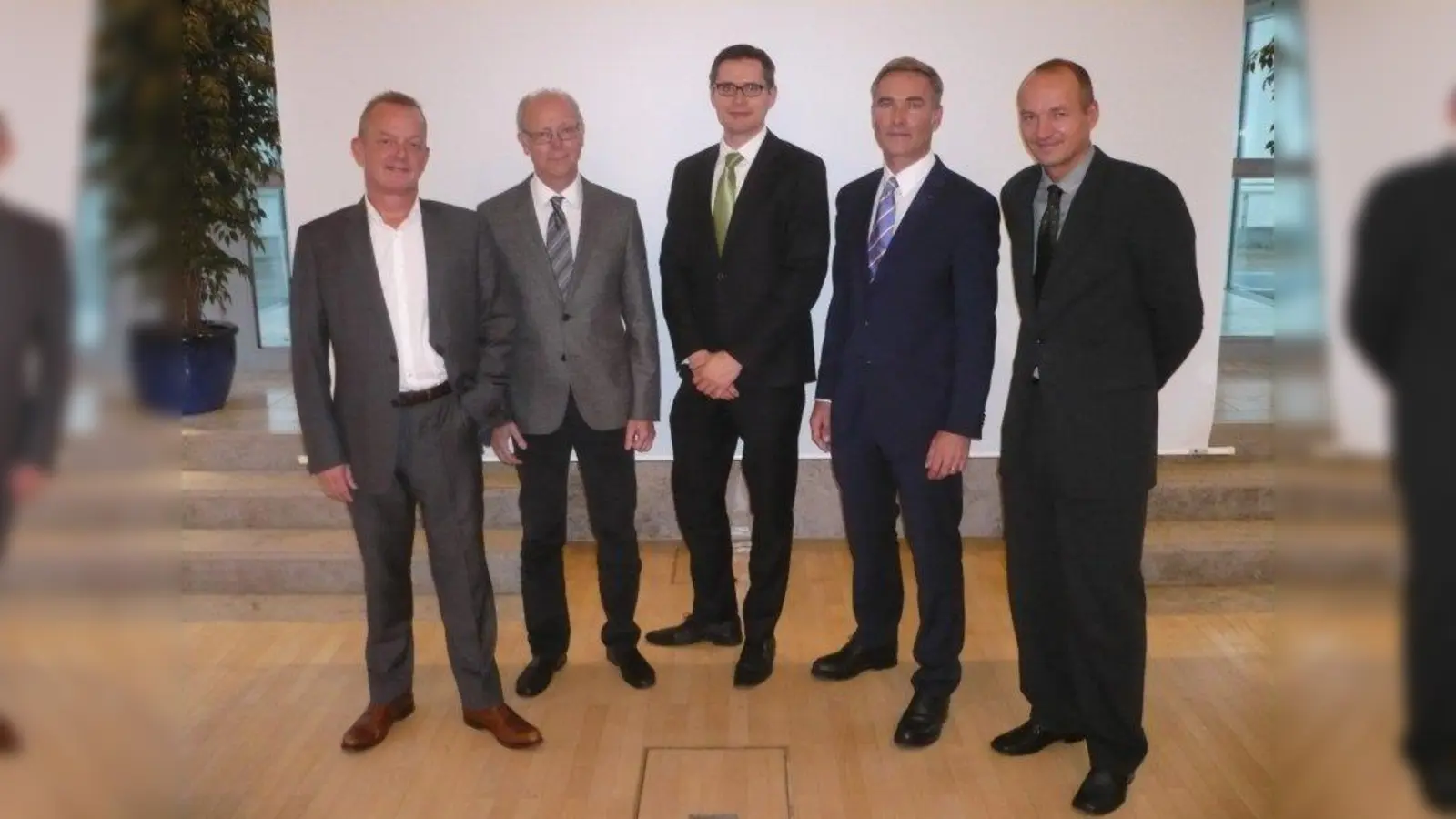 Stabwechsel: v.l. PD Dr. Ulrich Linsenmaier, Dr. Dieter Laqua, Florian Aschbrenner, Geschäftsführer <br>des HELIOS Klinikum München West, PD Dr. Andreas Lenich und Dr. Erich Bielesch (Foto: HELIOS Klinikum München West)