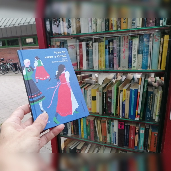 Elsbeth Wallnöfers lebenslustiges Dirndl-Bändchen im Bücherschrank Sendling-Westpark. (Foto: job)