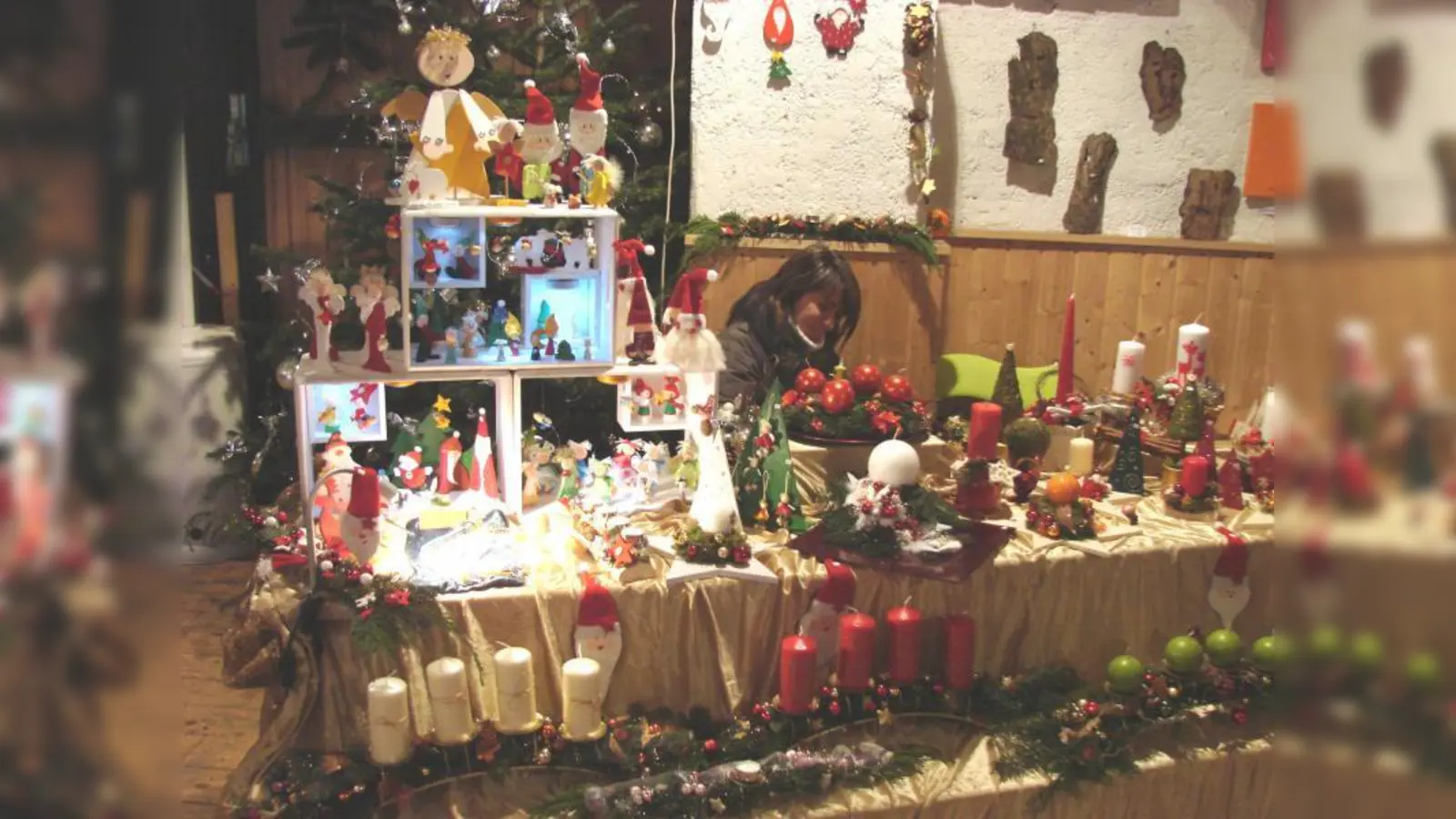 Auf dem Künstler-Weihnachtsmarkt sind dieses Jahr 21 Aussteller mit einer bunten Mischung aus Kunst, Malerei, Weihnachtsdeko, Schmuckarbeiten und vielem mehr vertreten. (Foto: pi)