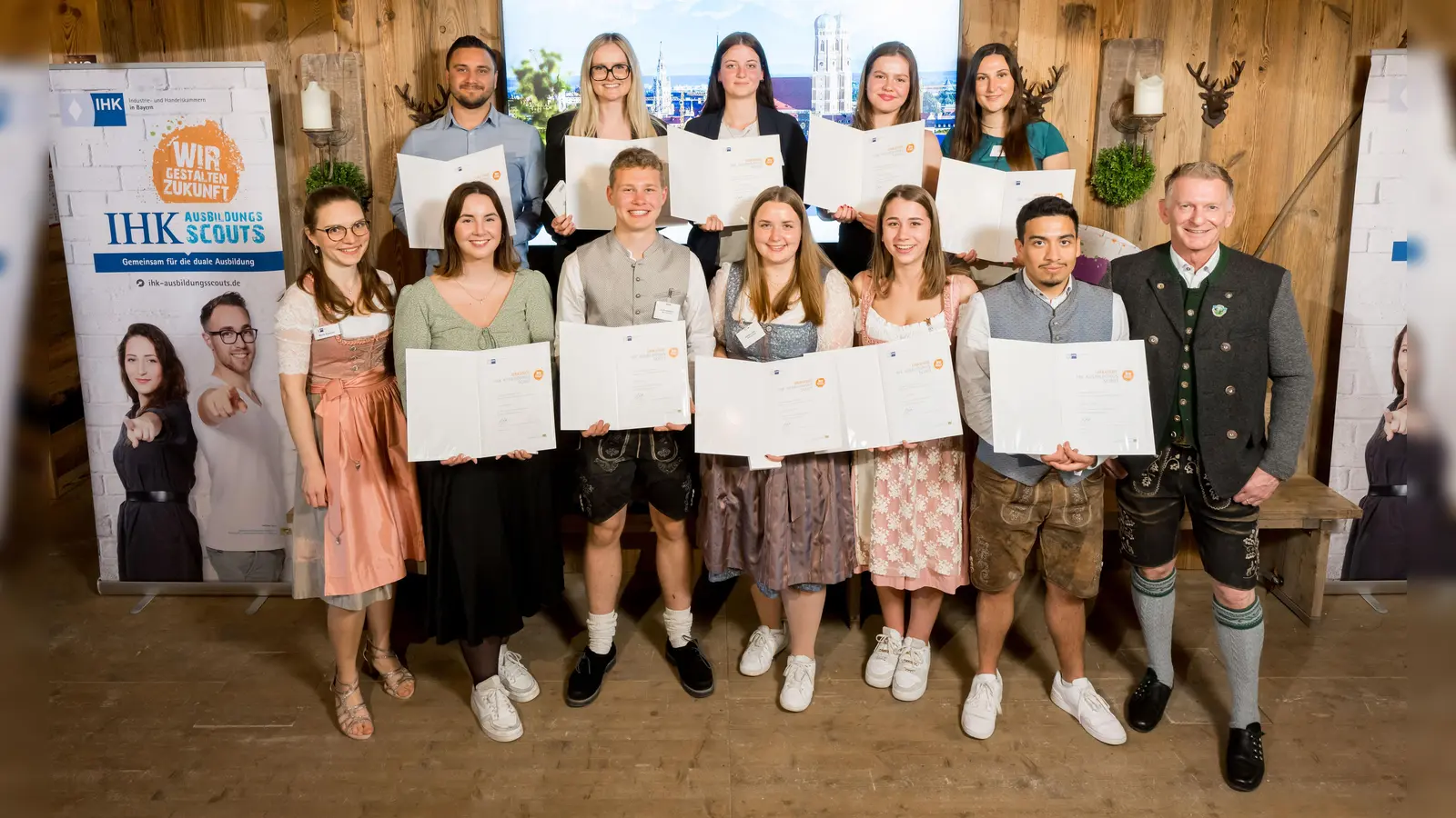 Hubert Schöffmann (Bereichsleiter Berufliche Bildung IHK München, vordere Reihe rechts) und Regionalkoordinatorin Marie Kostner (vordere Reihe links) gratulierten den Geehrten: Inela Sabljakovic, Alan Niemann, Annika Malin Zink, Lisa Wanninger und Francisco Spiegl (vorne von links) sowie Justin Sebastian Harnisch, Rebecca Kempmann, Lena Sachenbacher, Nathalie Lea Streblow und Lina Biewer (hinten von links). (Foto: Tobias Hase / IHK)