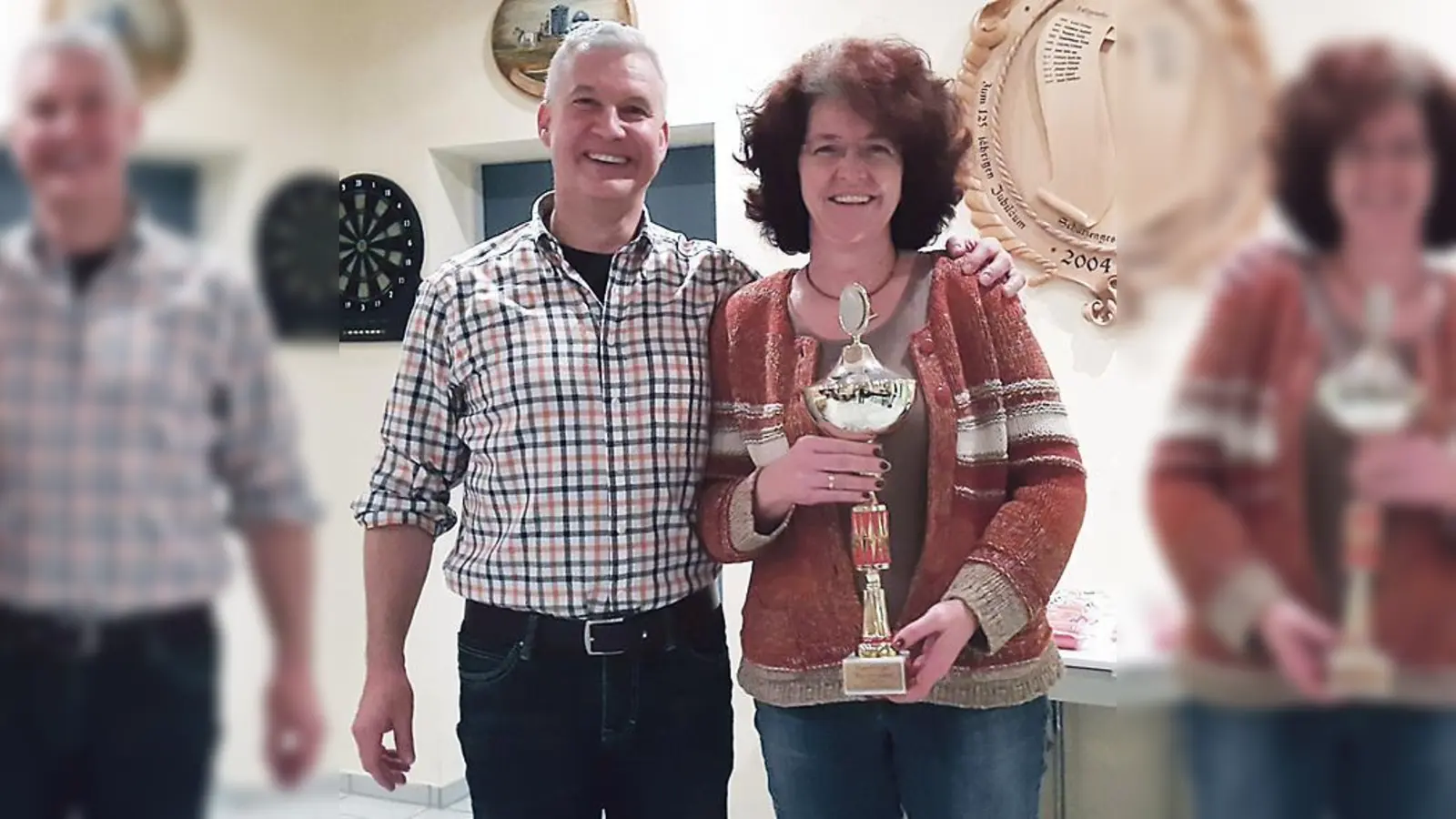 Schützenmeister Rudolf Pauli übergab den Faschingspokal an Angelika Pauli. 	 (Foto: VA)