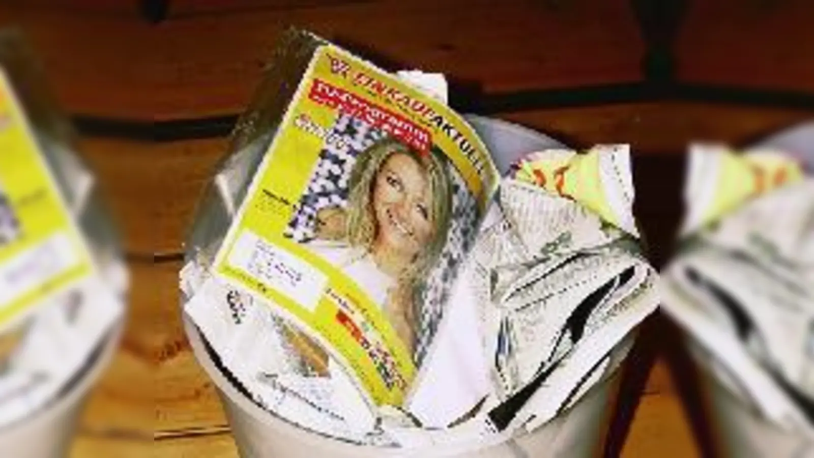 Einkauf Aktuell, das Werbeprodukt der Deutschen Post, landet oft im Papiermüll. Ein Problem für Umweltschützer, da das Produkt in Folie eingeschweißt  (ist.Foto: clash)