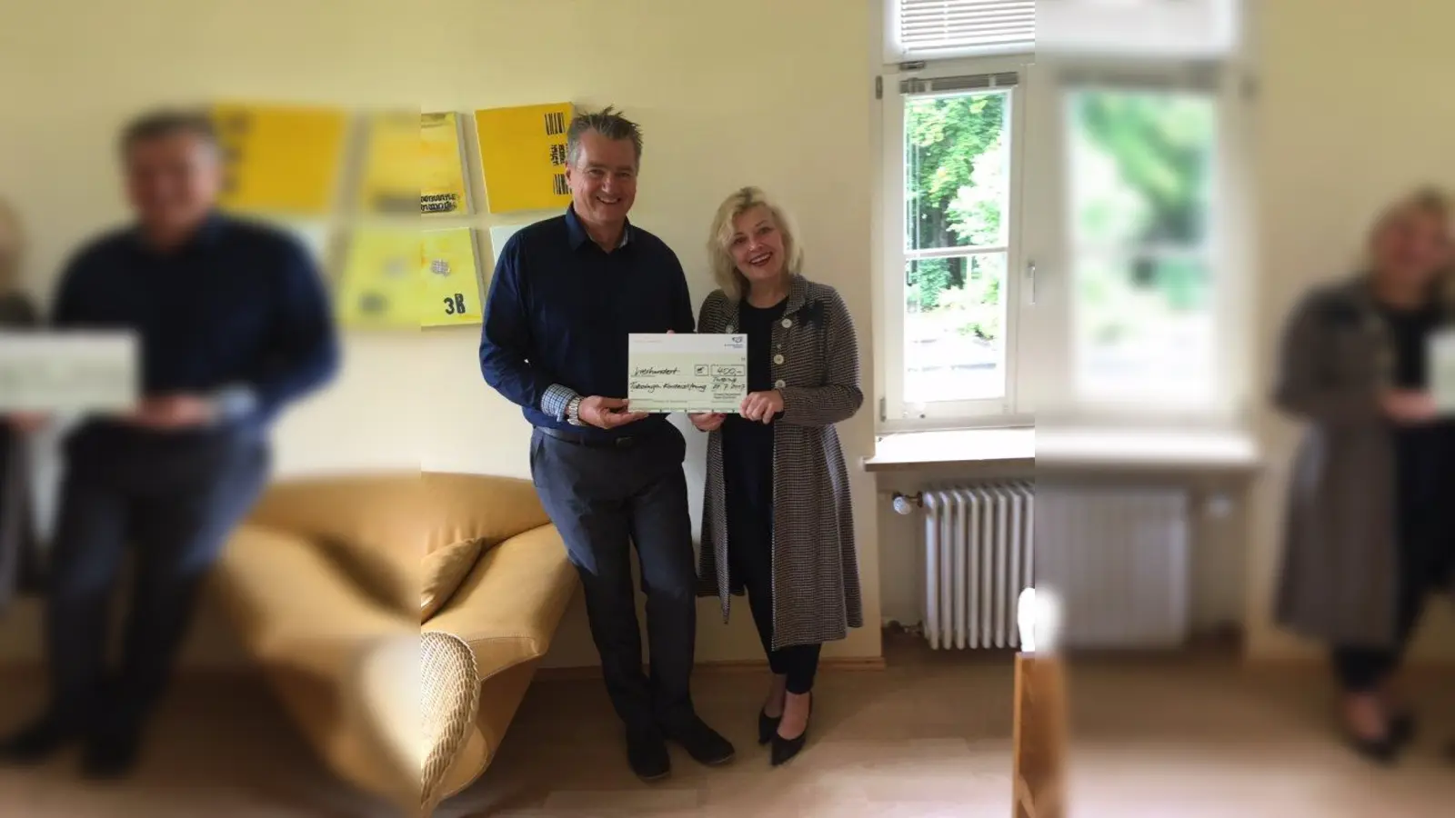 Stefan Pauli, Vertriebsleiter, Sonepar Deutschland/Region Süd GmbH übergibt die Spende an Cathrin Diez, Leiterin des Stiftungsbüros Tabaluga Kinderstiftung. (Foto: Tabaluga Kinderstiftung)