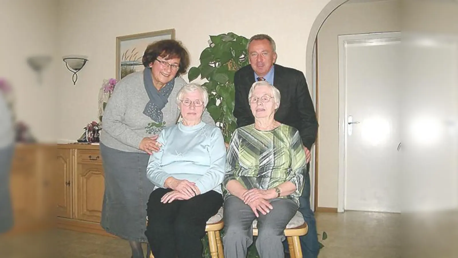 Die Zwillingsschwestern Maria Huber und Rosa Zellner feierten jüngst Geburtstag. Udo Ockel und Gerda Rothhaupt gratulierten.	 (Foto: privat)