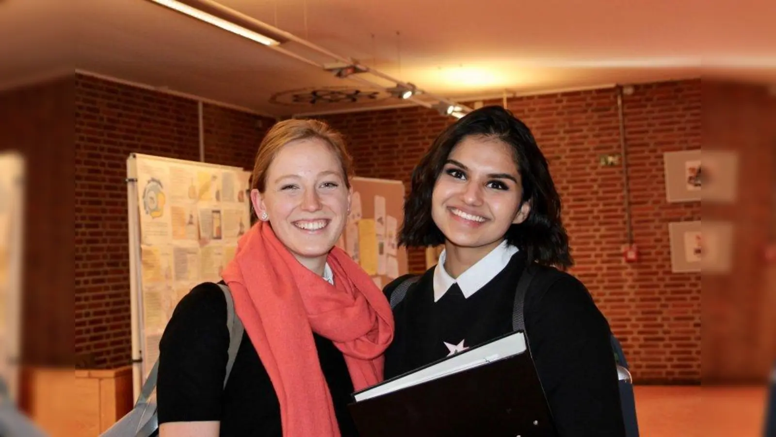 „Wir wünschen uns, dass der Titel auch wirklich prägend für die Schule sein wird, dass sich der Courage-Gedanke weiterentwickeln wird und ein guter Impuls für die Zukunft und alle nächsten Schülergenerationen ist. Denn eigentlich haben wir die ganze Mühe nicht für uns, sondern für die Nächsten gemacht”, sagen Eva und Prijanka, die beiden Initiatorinnen des Courage-Projekts am Max-Planck-Gymnasium. (Foto: us)