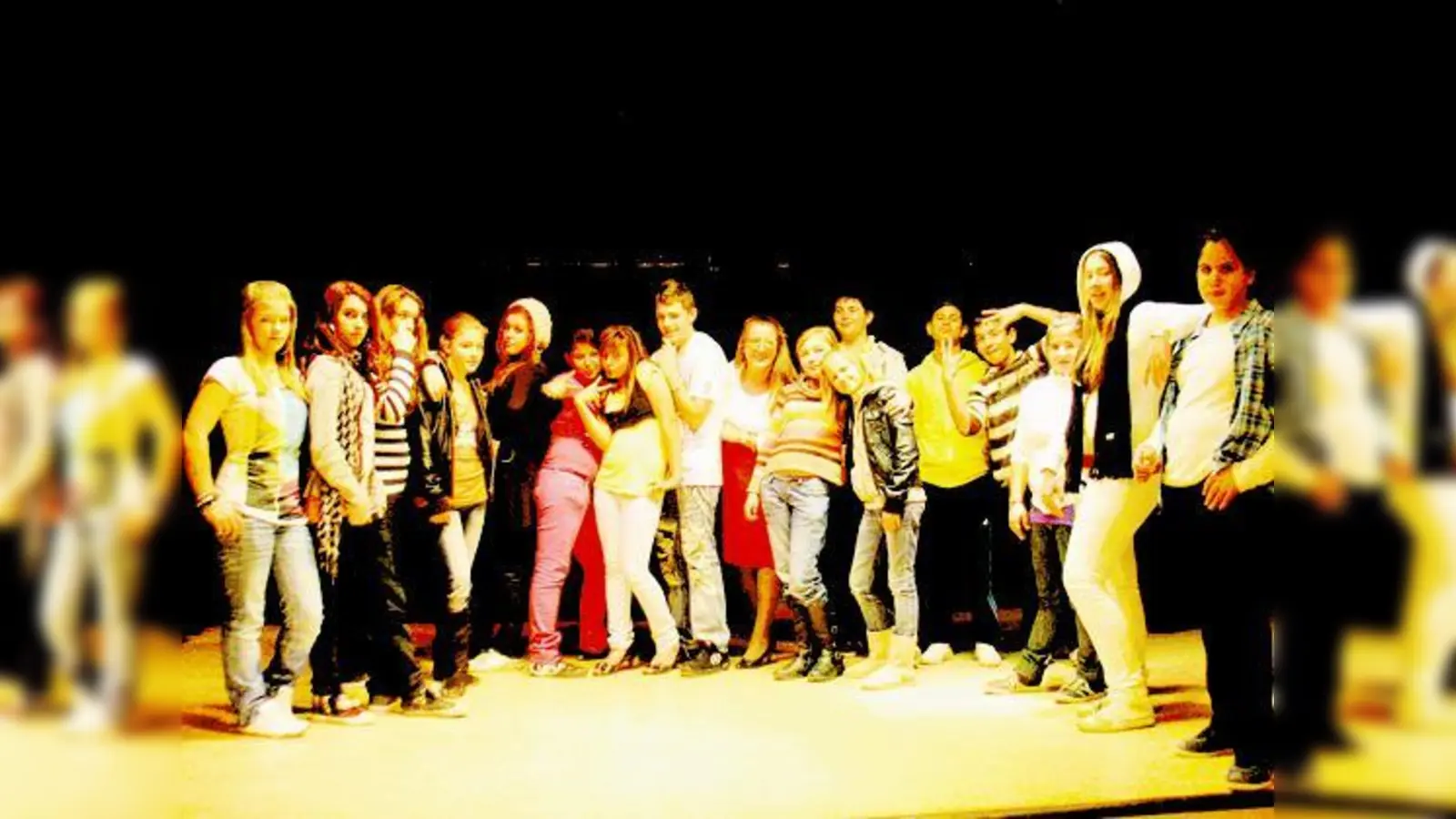 Oben: Die Theatergruppe der Hauptschule Ichostraße mit Schul- und Theaterleiterin Lucarde de Vries (Mitte).   (Foto: aha)