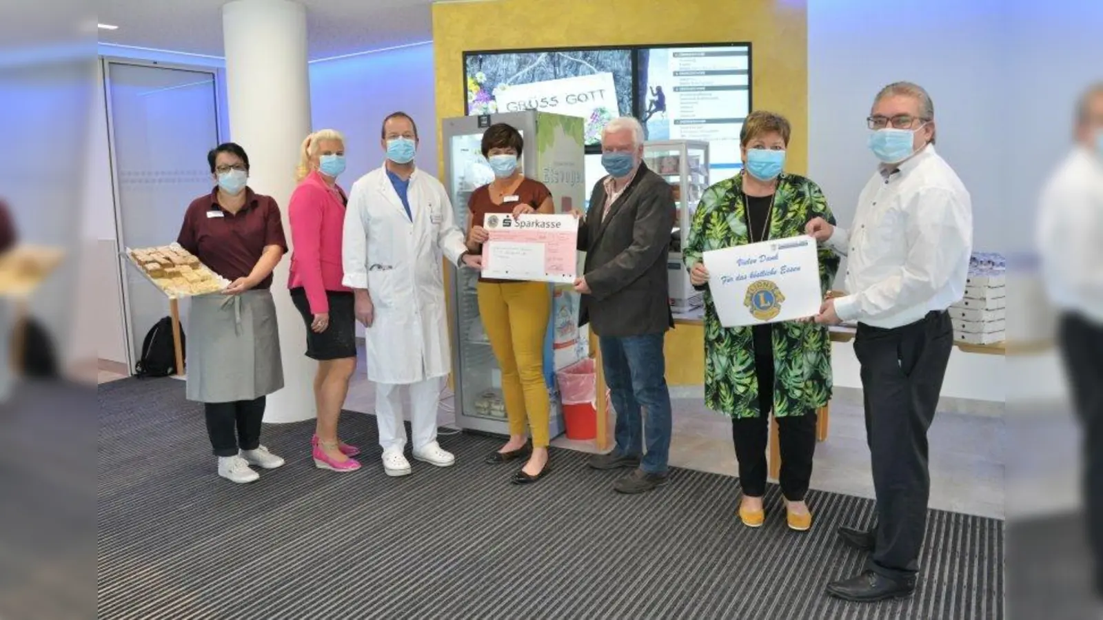 Brigitte Polakowski (Mitarbeiterin Cafeteria), Sandra Buchner (Pflegedienstleitung), Oberarzt Dr. Bernhard Kann, Pflegedirektorin Anne Ertel, Ralf Scharnitzky, Andrea-Jochner-Weiß und Thomas Lippmann (von links). (Foto: Lions Club)