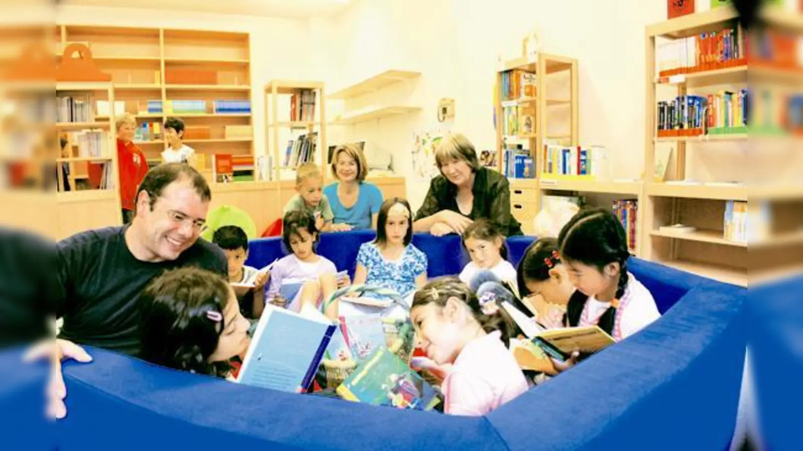 Die Bücherei wird von den Kindern sehr gut angenommen, zur Freude von Elternbeiratsvorsitzendem Matthias Zängler (li.), Rektorin Silvia Selle-Merkle (re.) und Büchereileiterin Birgit Senft (Mi.).   (Foto: Hirt)