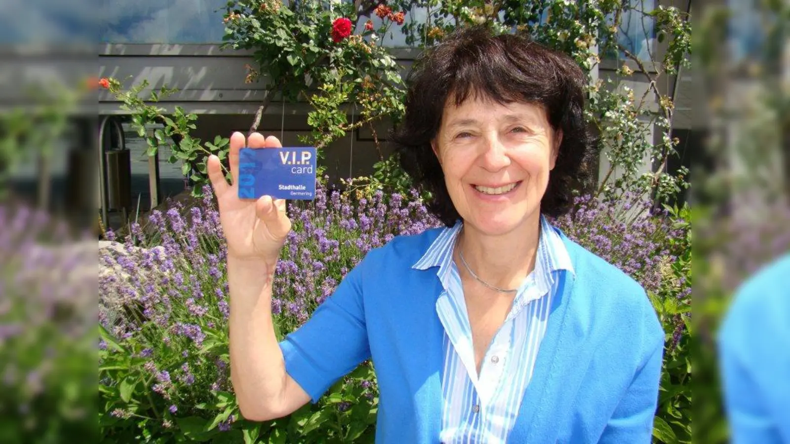 Medea Schmitt mit der neuen VIP-Bonuskarte der Stadthalle. (Foto: pst)