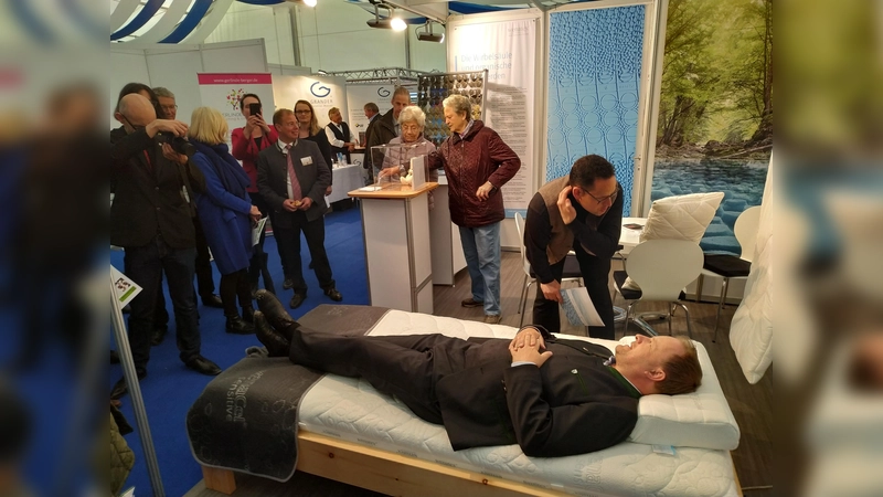 Einmal Probeliegen bitte. Auch Landrat Robert Neidergesäß überzeugte sich vom Messeangebot. (Foto: Stefan Dohl)