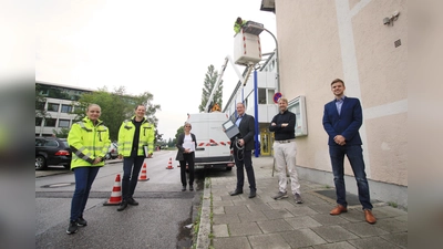 Lisa Löbner, Dominik Böhlein, Bärbel Zankl, Bürgermeister Leonhard Spitzauer, Klimaschutzmanager Tobias Aschwer und Manuel Herzog (v. li.). (Foto: Benjamin Hahn)