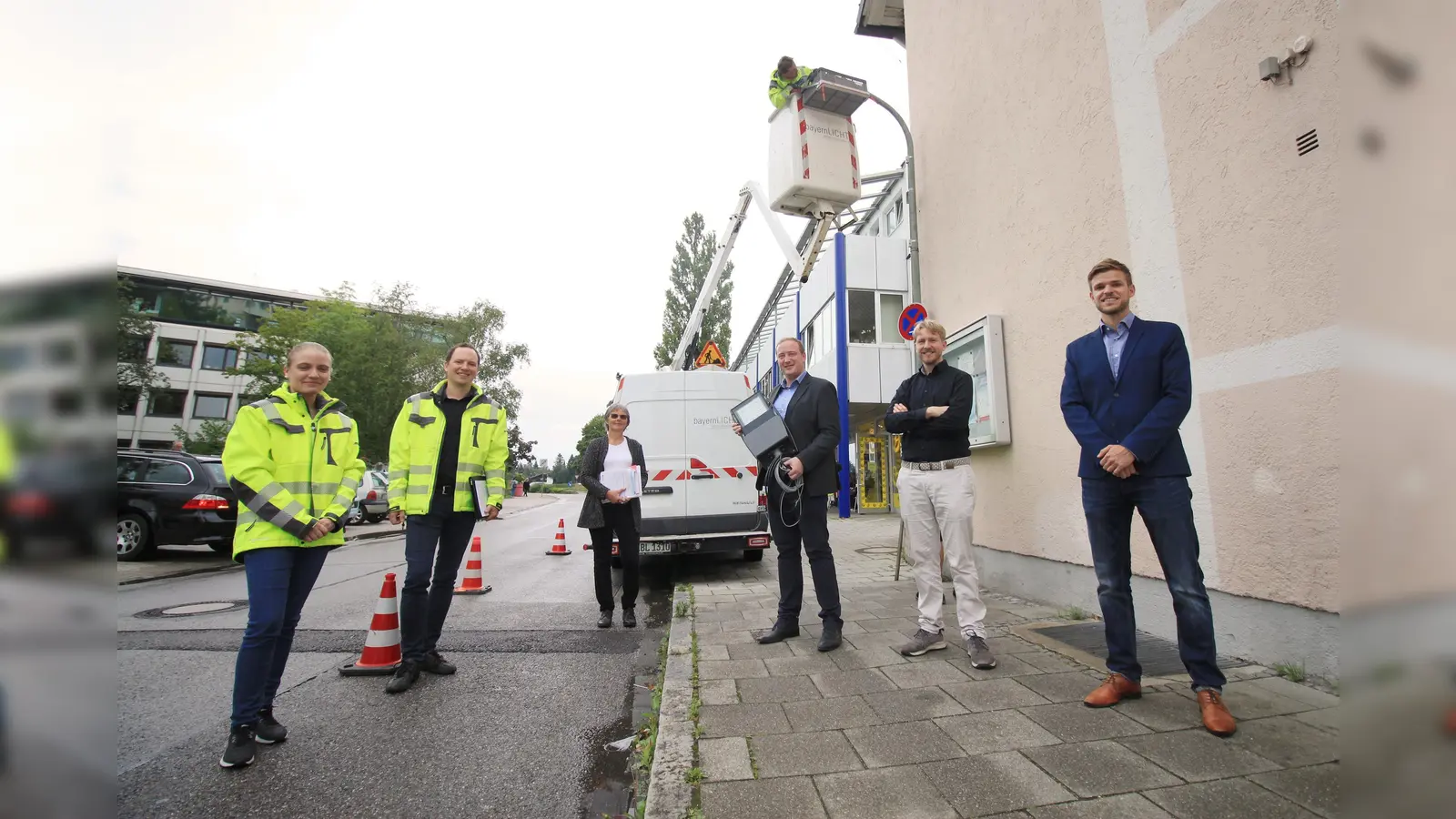 Lisa Löbner, Dominik Böhlein, Bärbel Zankl, Bürgermeister Leonhard Spitzauer, Klimaschutzmanager Tobias Aschwer und Manuel Herzog (v. li.). (Foto: Benjamin Hahn)