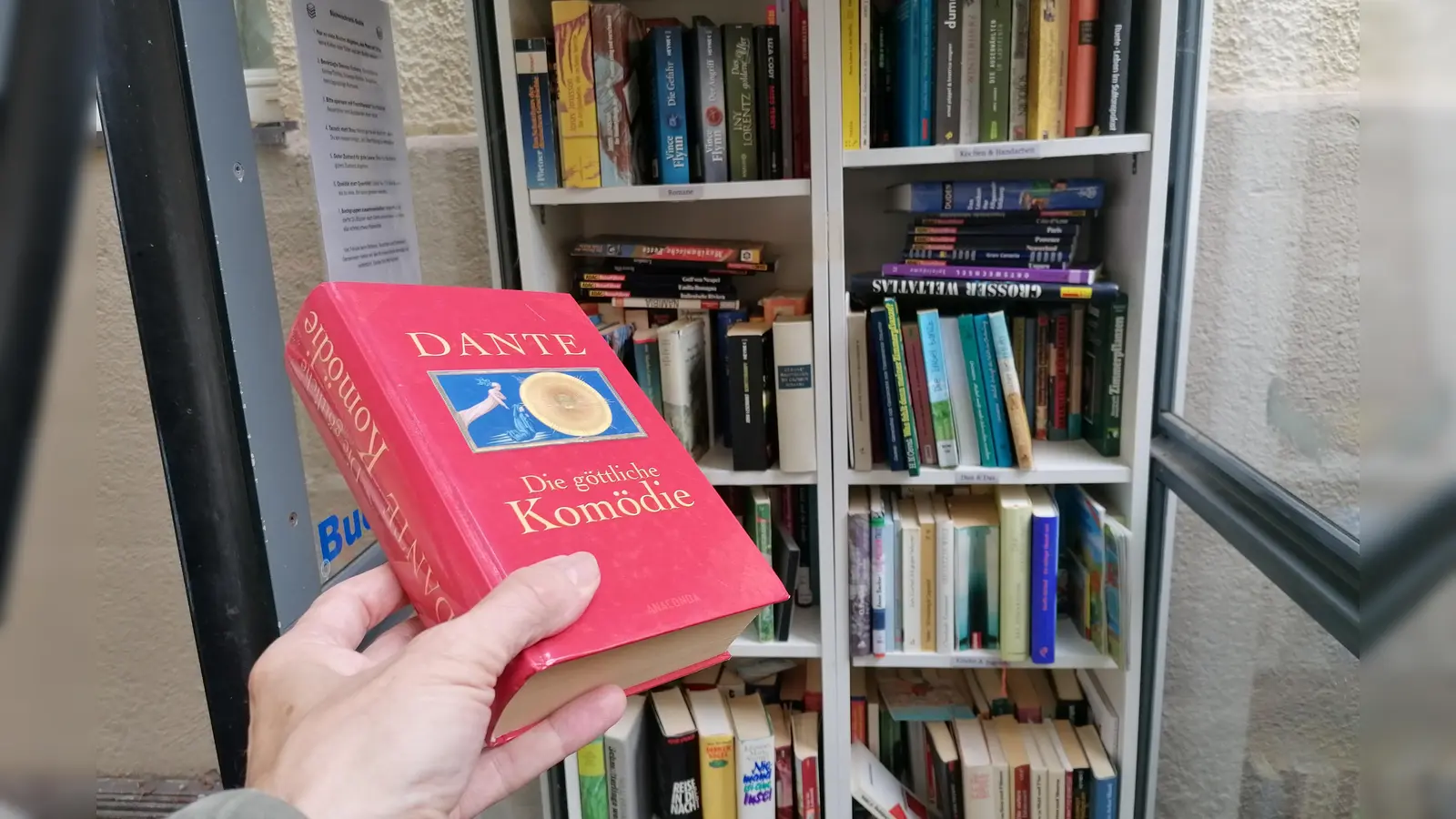 Die wohl berühmteste „Komödie” im Bücherschrank an der Tulbeckstraße. (Foto: job)