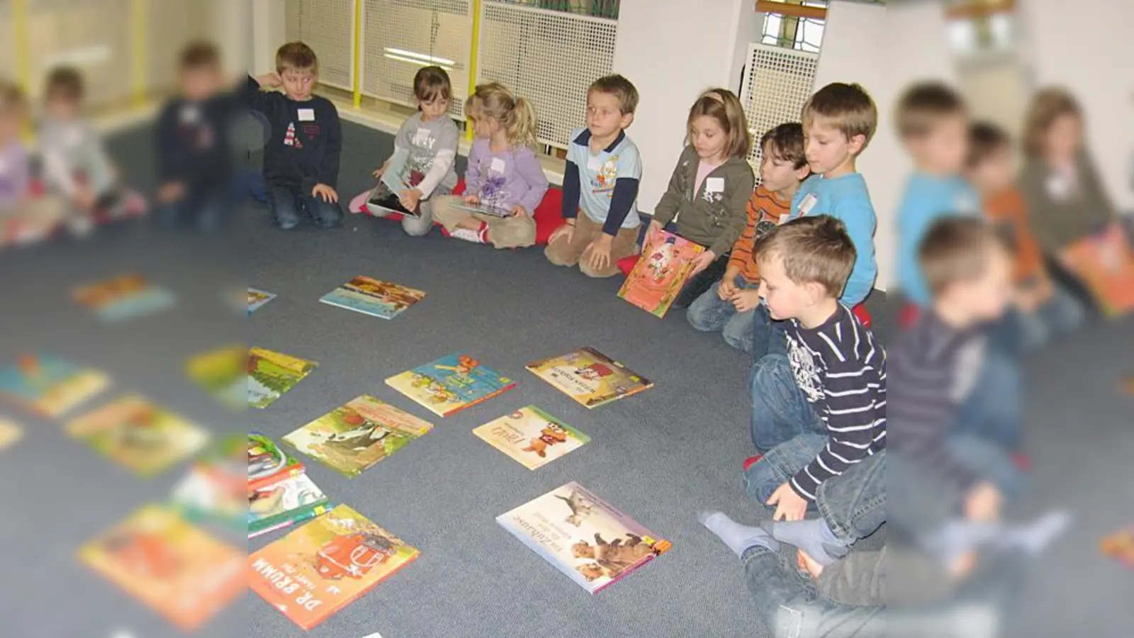 Gar nicht so einfach, die richtigen Bücher zu finden und ausleihen zu können  doch die Sonnenschein-Kinder haben jetzt den passenden Bibliotheksführerschein.  (Foto: KiGa)