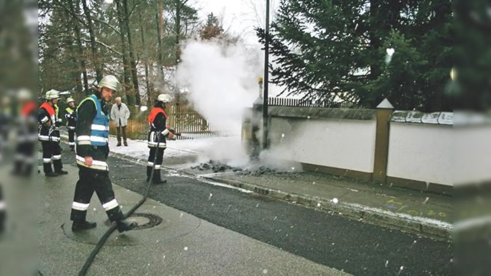 Die Floriansjünger aus Grünwald mussten am Samstagmorgen einen Stromverteilerkasten löschen, der zuvor angefahren wurde.	 (Foto: FFW Grünwald)