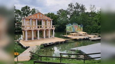 Schon seit Wochen werkeln die Macher vom Theaterverein Markt Schwaben fleißig an der Bühnenkulisse.  (Foto: Walter Daschner)