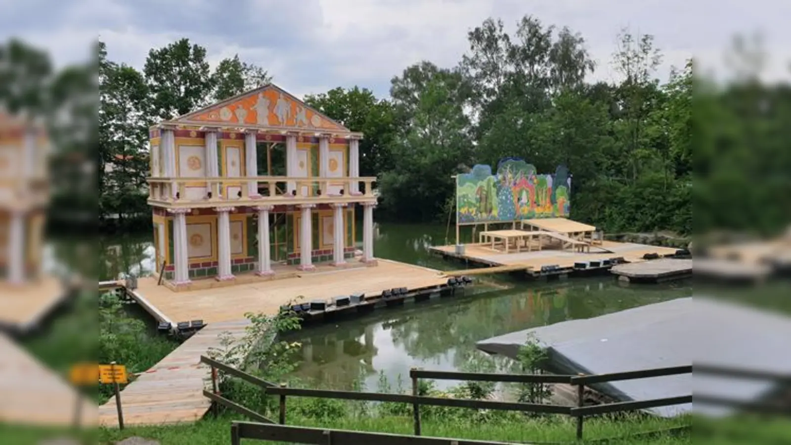 Schon seit Wochen werkeln die Macher vom Theaterverein Markt Schwaben fleißig an der Bühnenkulisse.  (Foto: Walter Daschner)