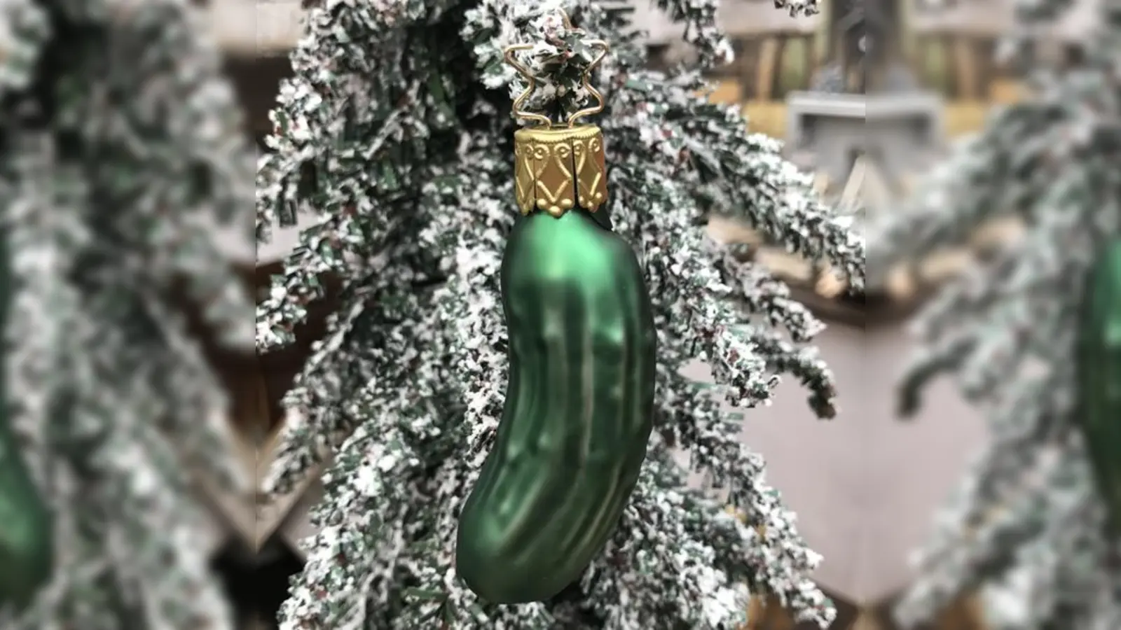 Die Gurke im Baum wird auch in Bayern immer beliebter. Ein lustiger Brauch, der vor allem Kindern gut gefällt.  (Foto: hw)