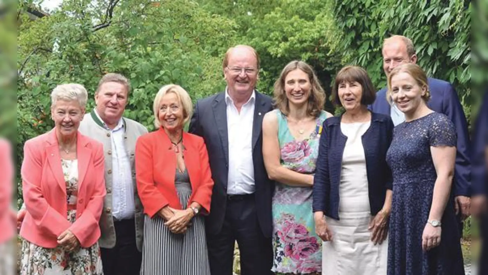 Der neue Präsident des LC MKO, Reimer Rohwer und sein Vorstand:  (v. l.): Pastpräsidentin Barbara Klingan, Fritz Aulenbach , Jutta Scharpf, Reimer Rohwer, Irene Kipp, Ilona Fischer, Ivo Fuhrmann und Anna Leitner-Fuhrmann.	 (Foto: LC München-König-Otto)