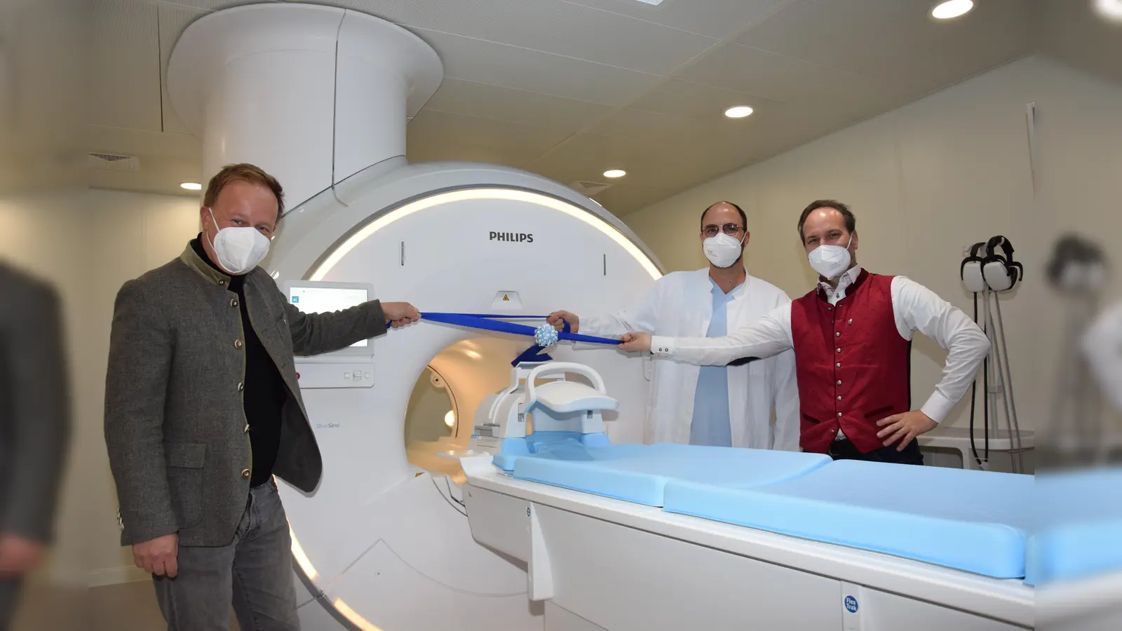 Landrat Robert Niedergesäß, Radiologie-Chefarzt Dr. Marco Heinz und der Geschäftsführer der Kreisklinik Ebersberg, Stefan Huber, haben das neue MRT symbolisch in Betrieb genommen. (Foto: Kreisklinik)