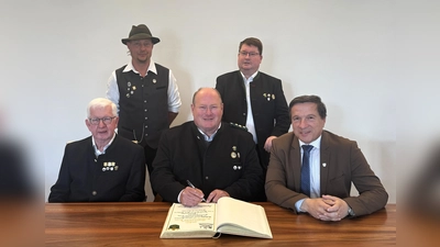 Der Vorstand der Königlich-privilegierten Feuerschützengesellschaft Erding mit Schützenmeister Andreas Mayr (Mitte) und seinem Stellvertreter Alois Gabauer (vorne, links) hat sich im Amtszimmer von Oberbürgermeister Max Gotz (vorne, rechts) ins Goldene Buch der Stadt Erding eingetragen. (Foto: Stadt Erding)