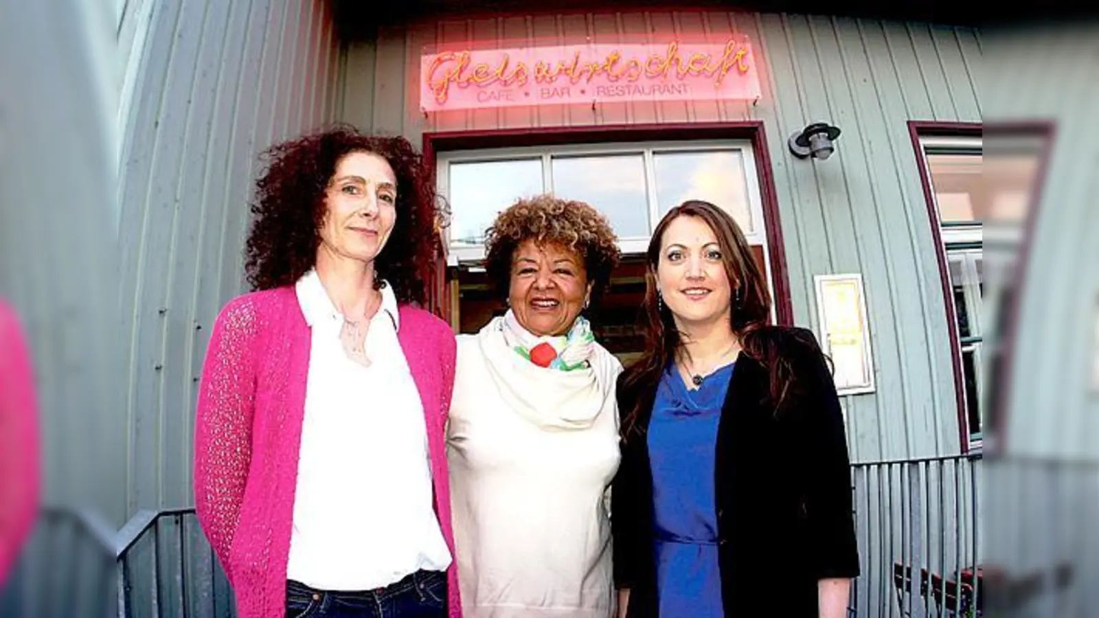 Das neue Führungstrio des BA 17: Die Stellvertreterinnen Cornelia Denk (CSU, r.) und Birgit Knoblach (SPD) haben die neue BA-Vorsitzende Carmen Dullinger-Oßwald in ihre Mitte genommen. 	 (Foto: Hettich)