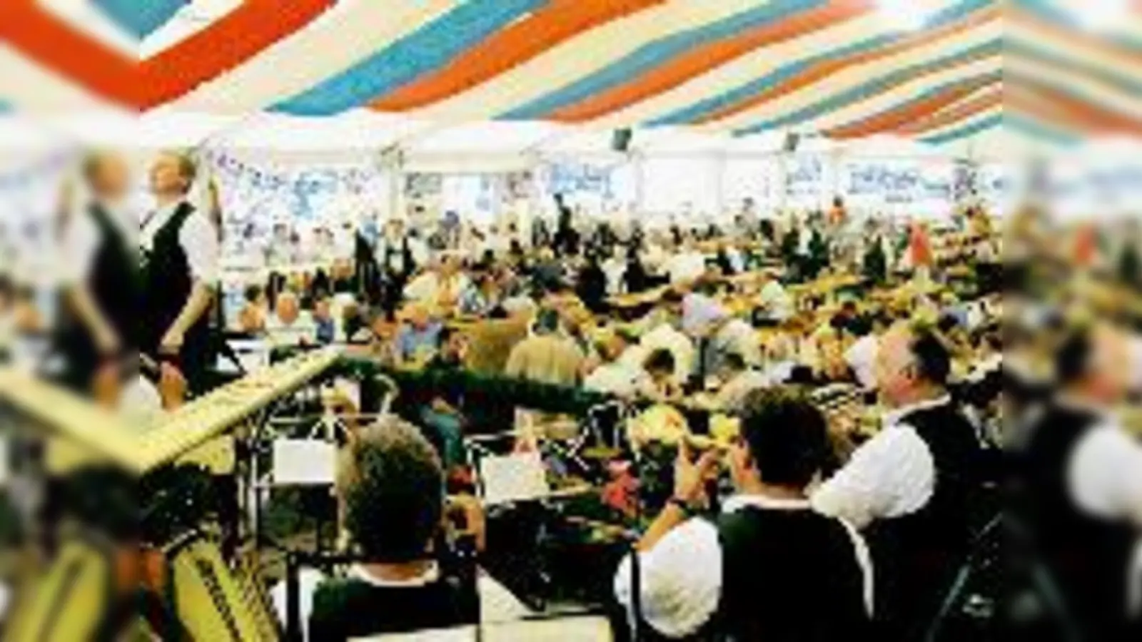 Zum Eröffnungsabend spielte die »Auer Musi« (im Vordergrund). Das Festzelt füllte sich mehr und mehr, besonders als ein plötzlicher Regenschauer die Gäste praktisch »hineinspülte«.	 (Foto: cr)