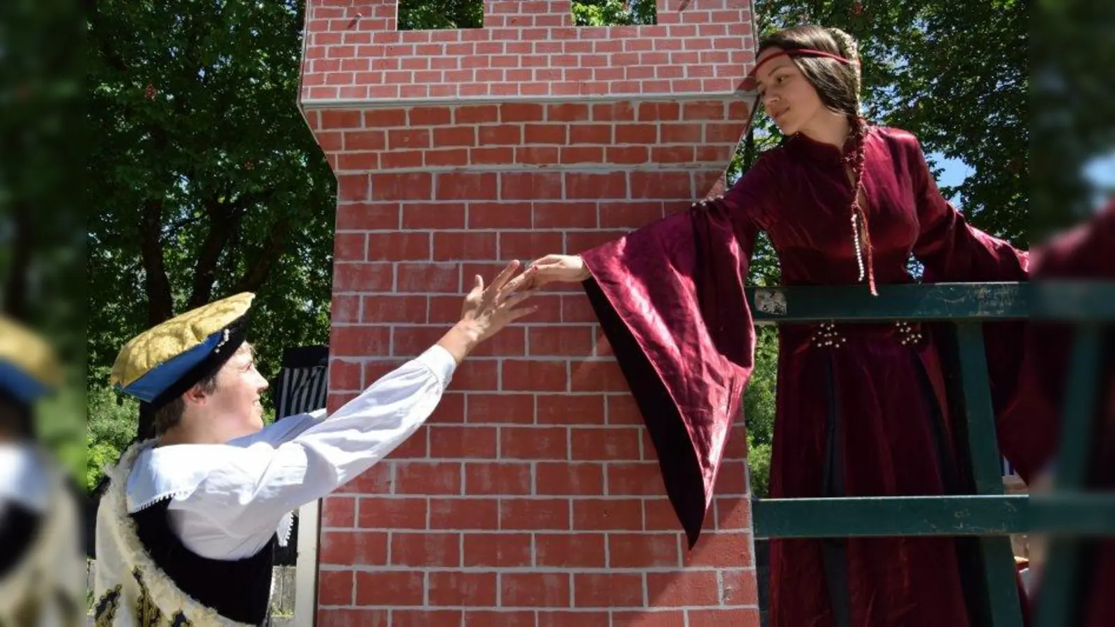 Romeo und Julia: die bekannteste Liebesgeschichte der Welt.<br>Sag, liebst du mich? Ich weiß, du wirst&#39;s bejahn,<br>Und will dem Worte traun; doch wenn du schwörst, So kannst du treulos werden; wie sie sagen, Lacht Jupiter des Meineids der Verliebten.<br>O holder Romeo! wenn du mich liebst:<br>Sag&#39;s ohne Falsch! (Foto: Theater)