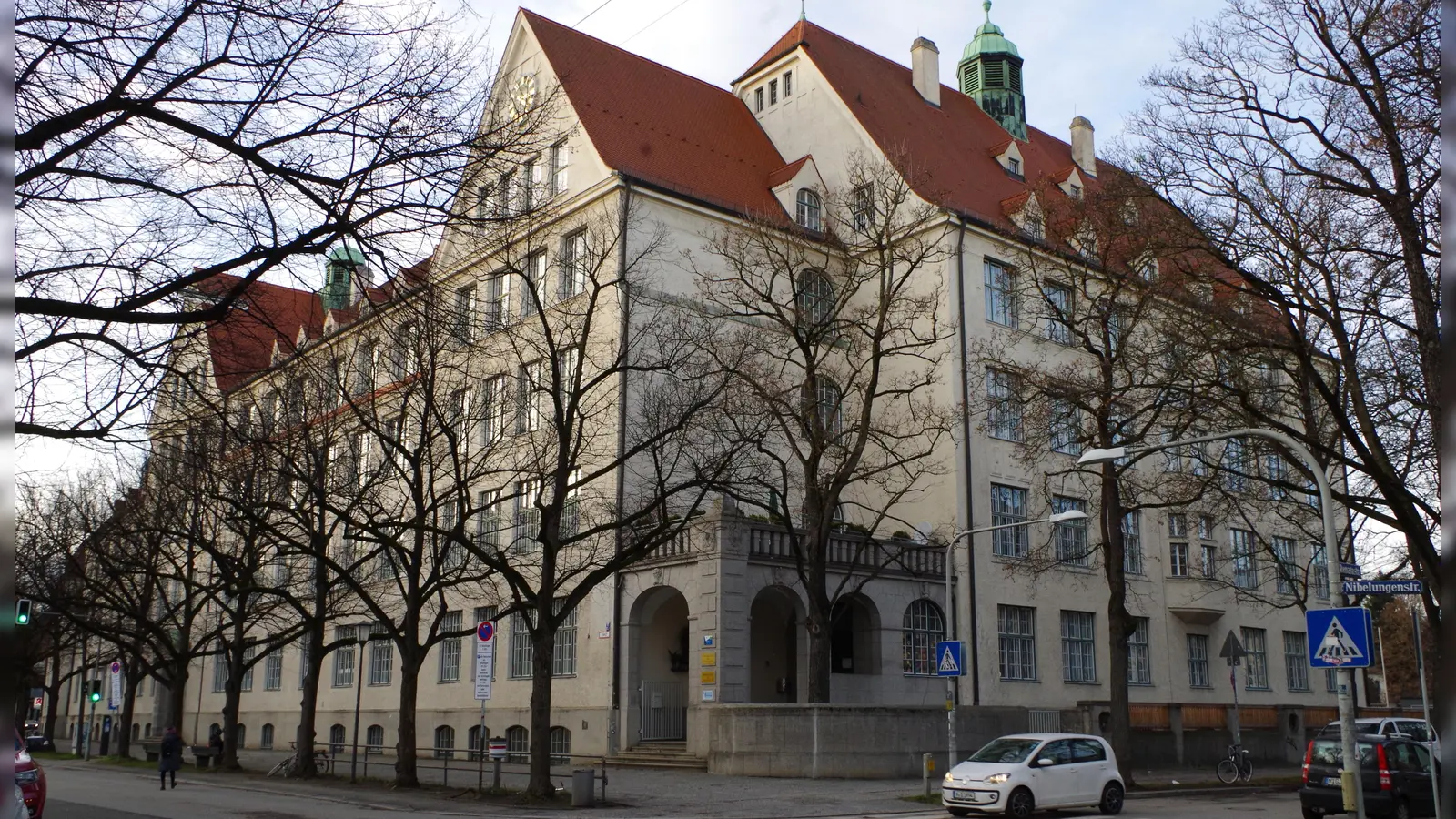 Die Mittelschule am Winthirplatz öffnet aktuell als einzige Schule im Viertel die Tore ihres Sportplatzes für die Allgemeinheit. (Foto: Beatrix Köber)