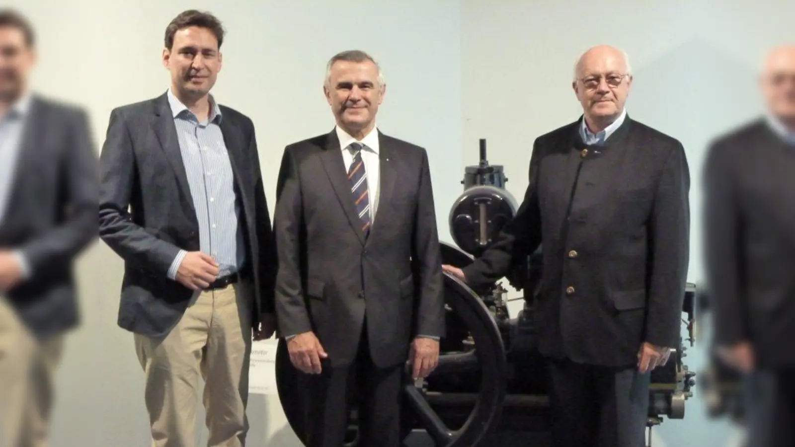 Vorstandsmitglied Horst Schneider präsentierte Bundestagsabgeordnetem Dr. Hans-Peter Uhl (rechts) und Landtagsabgeordnetem Georg Eisenreich (links) die Geschäftsfelder der TÜV SÜD AG. (Foto: BK)